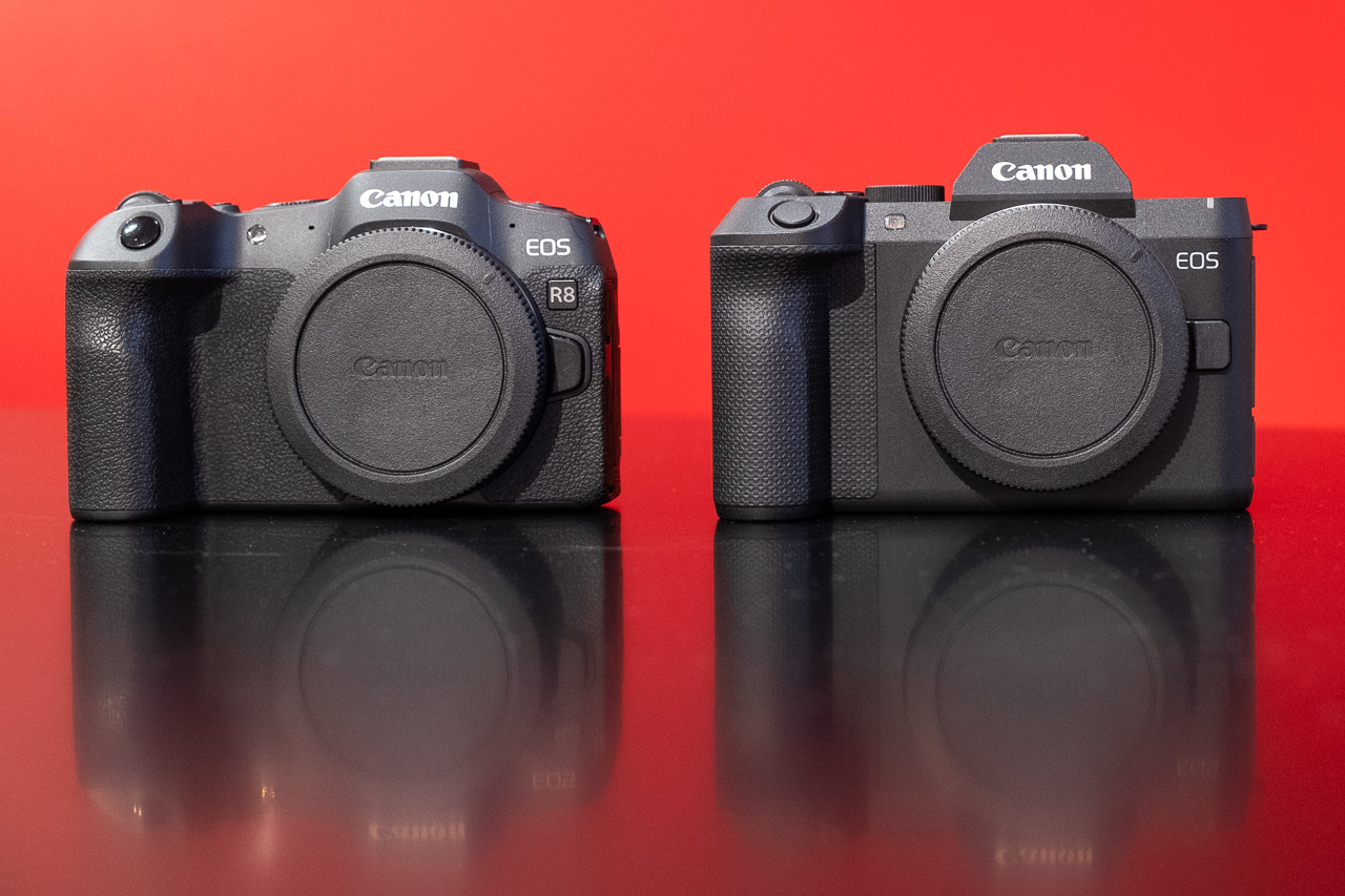 La nuova Canon Eos R8 Mark II (a destra) ha scelto linee più squadrate rispetto al modello precedente (a sinistra) e offre una finitura più moderna nella zona dell'impugnatura.