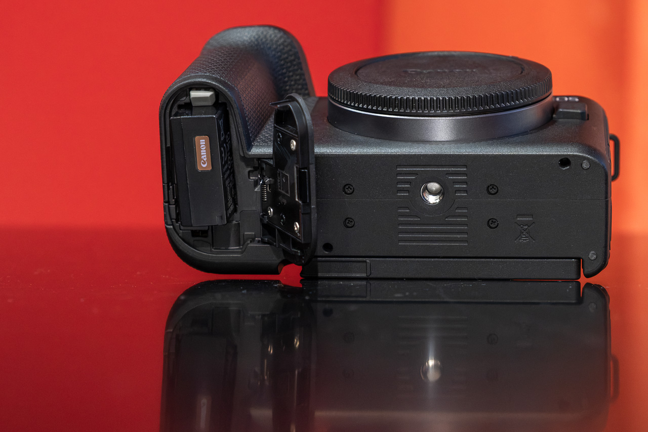 Lo spostamento dello slot per le schede di memoria avrebbe potuto portare all'utilizzo di una batteria di maggiori dimensioni, ma Canon ha deciso di scegliere ancora la piccola LP-E17.