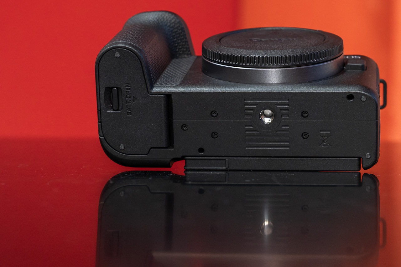 Lo spostamento dello slot per le schede di memoria avrebbe potuto portare all'utilizzo di una batteria di maggiori dimensioni, ma Canon ha deciso di scegliere ancora la piccola LP-E17.