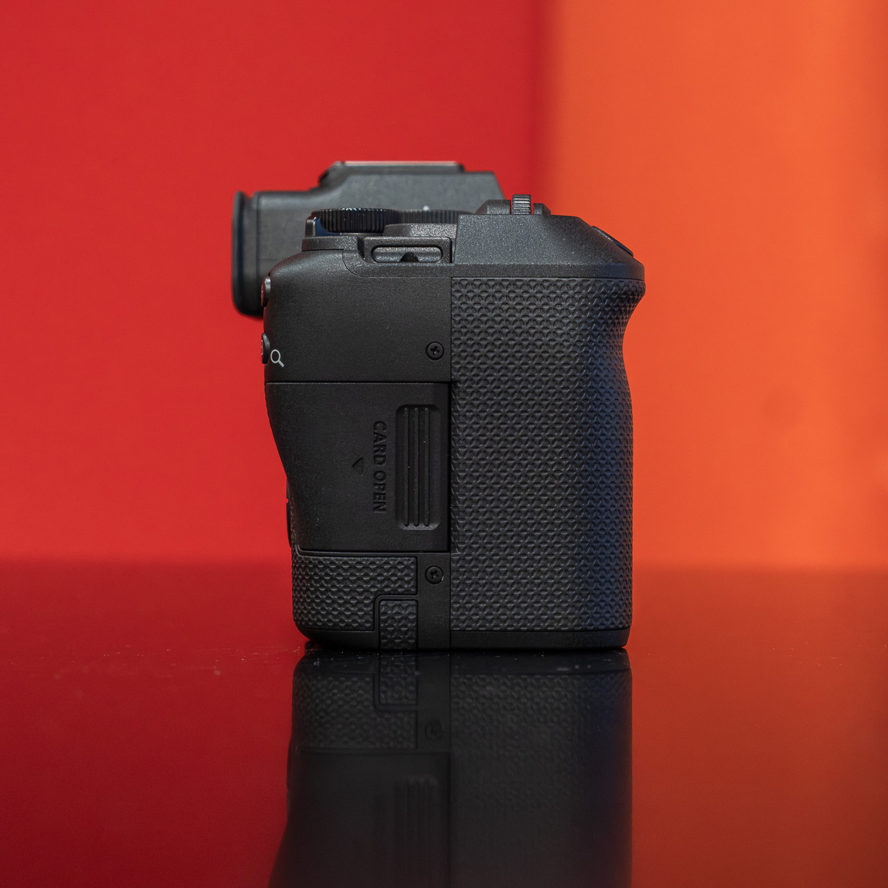 Lo spostamento del vano SD sul lato della fotocamera non ha portato al raddoppio degli slot, nonostante lo spazio a disposizione.