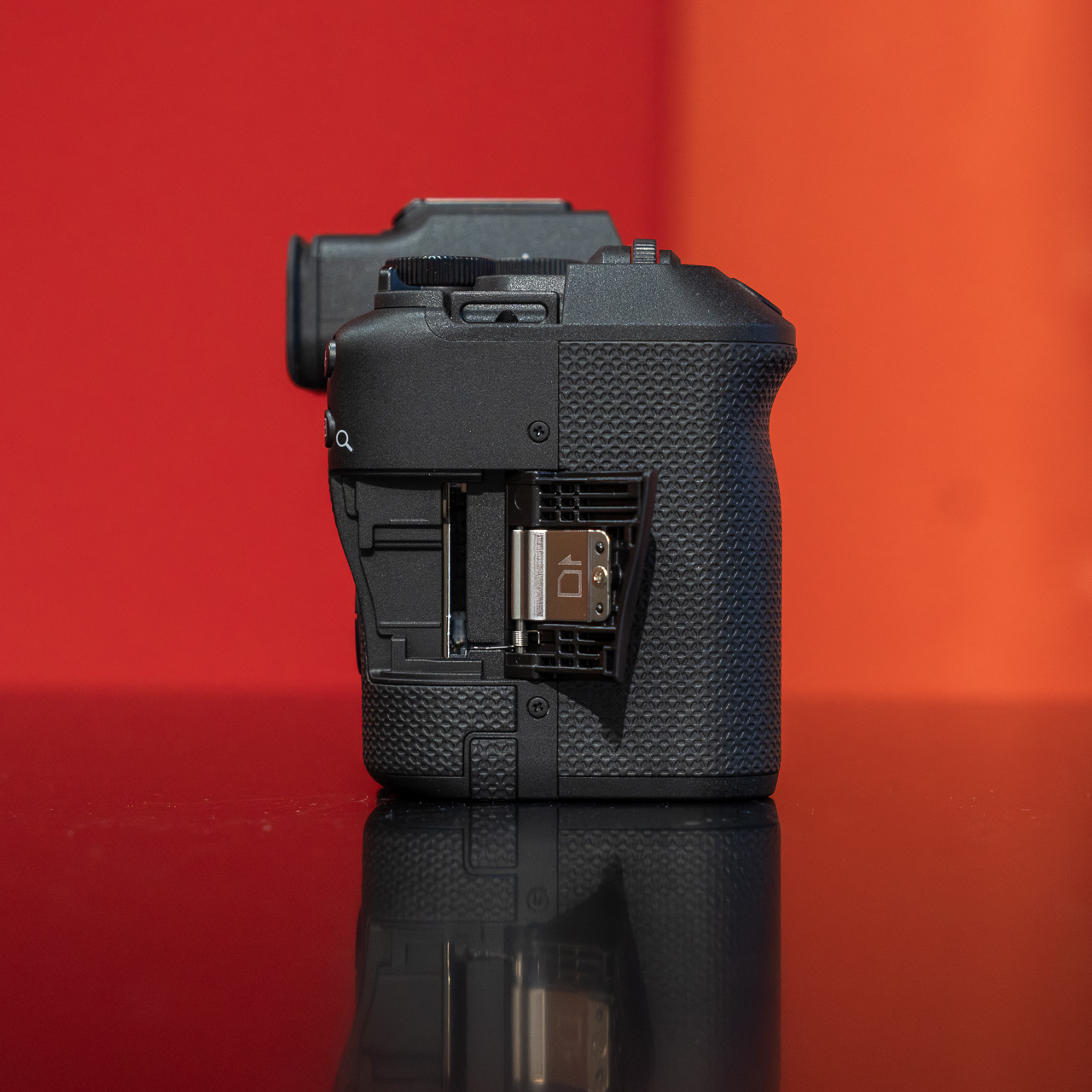 Lo spostamento del vano SD sul lato della fotocamera non ha portato al raddoppio degli slot, nonostante lo spazio a disposizione.