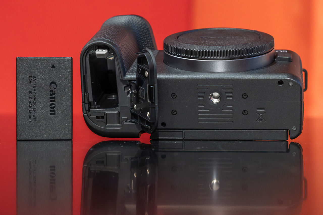 Lo spostamento dello slot per le schede di memoria avrebbe potuto portare all'utilizzo di una batteria di maggiori dimensioni, ma Canon ha deciso di scegliere ancora la piccola LP-E17.