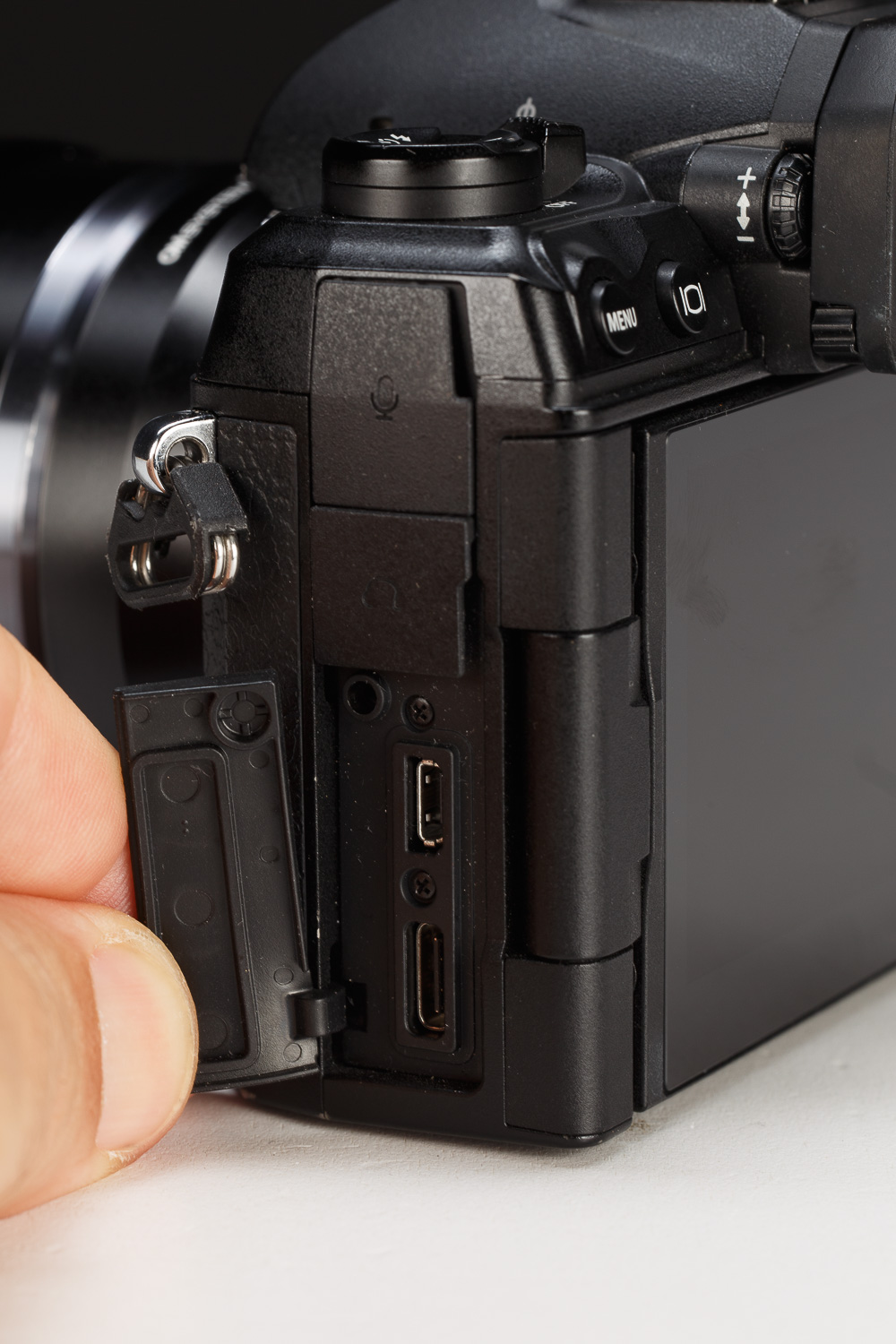 La OM-1 Mark II dispone di una porta USB-C con Power Delivery per la ricarica rapida e l'alimentazione continua da power bank, ha una micro-HDMI per monitor esterni, l'ingresso microfono da 3,5 mm, l'uscita cuffie, il Wi-Fi e il Bluetooth. L'archiviazione è garantita dal doppio slot SD UHS-II.