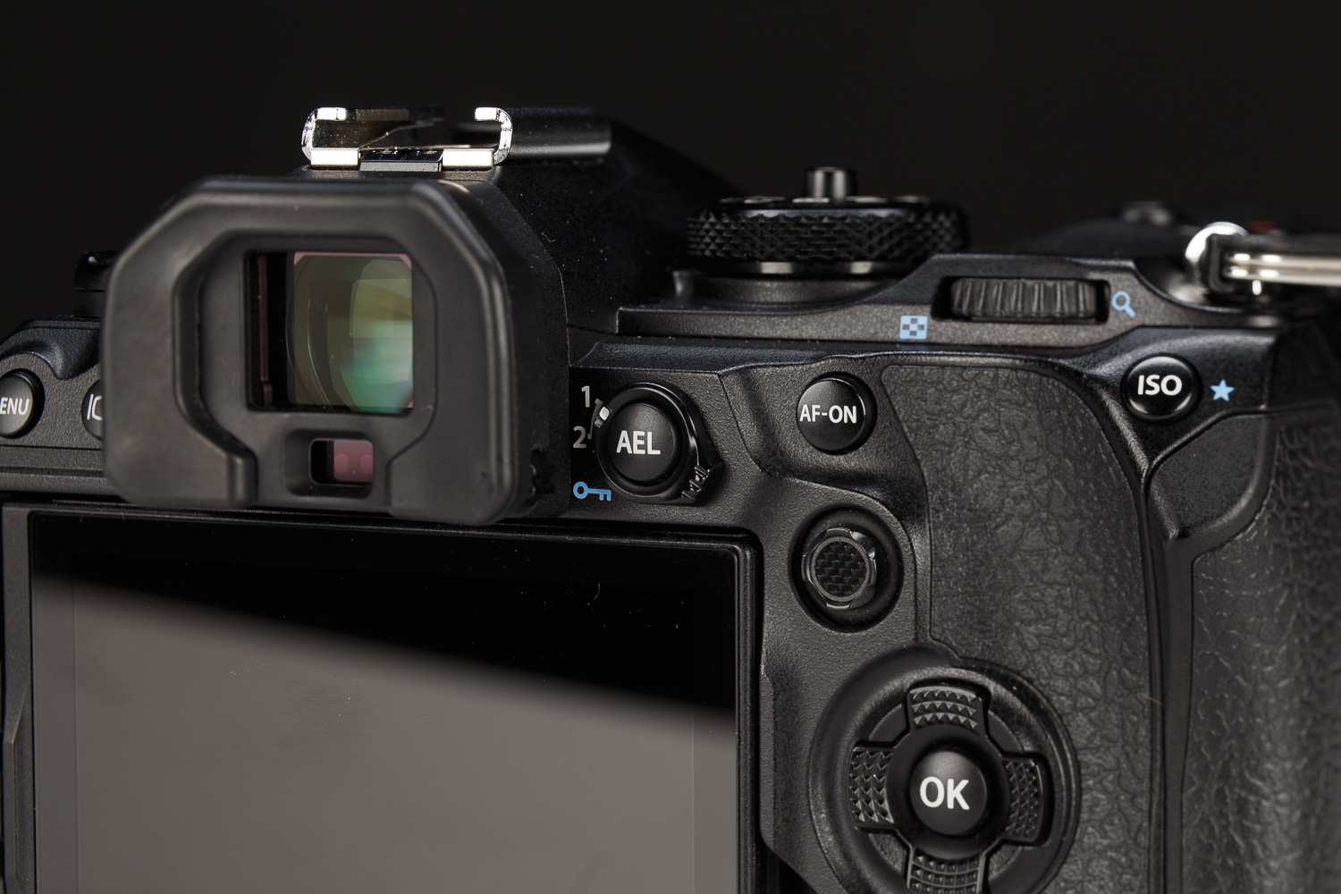 I sistemi di mira della OM-1 Mark II: mirino OLED da 5,76 milioni di punti con frequenza di 120 fps e ingrandimento di 0,83x e display LCD posteriore, completamente articolato, da 3 pollici e 1,62 milioni di punti.