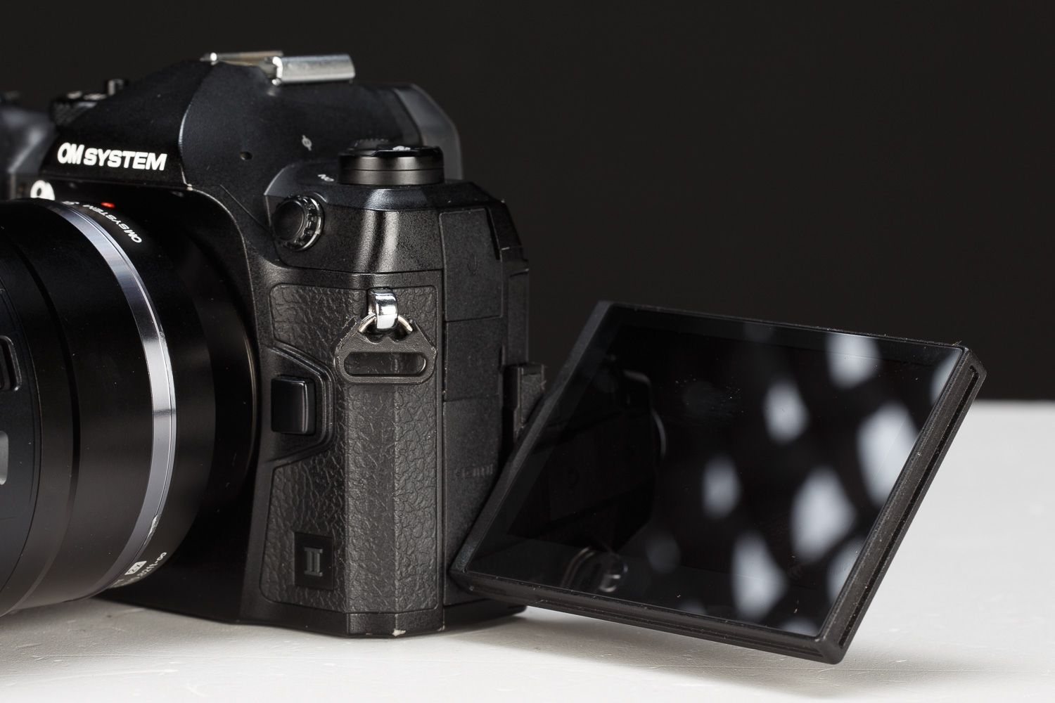 I sistemi di mira della OM-1 Mark II: mirino OLED da 5,76 milioni di punti con frequenza di 120 fps e ingrandimento di 0,83x e display LCD posteriore, completamente articolato, da 3 pollici e 1,62 milioni di punti.