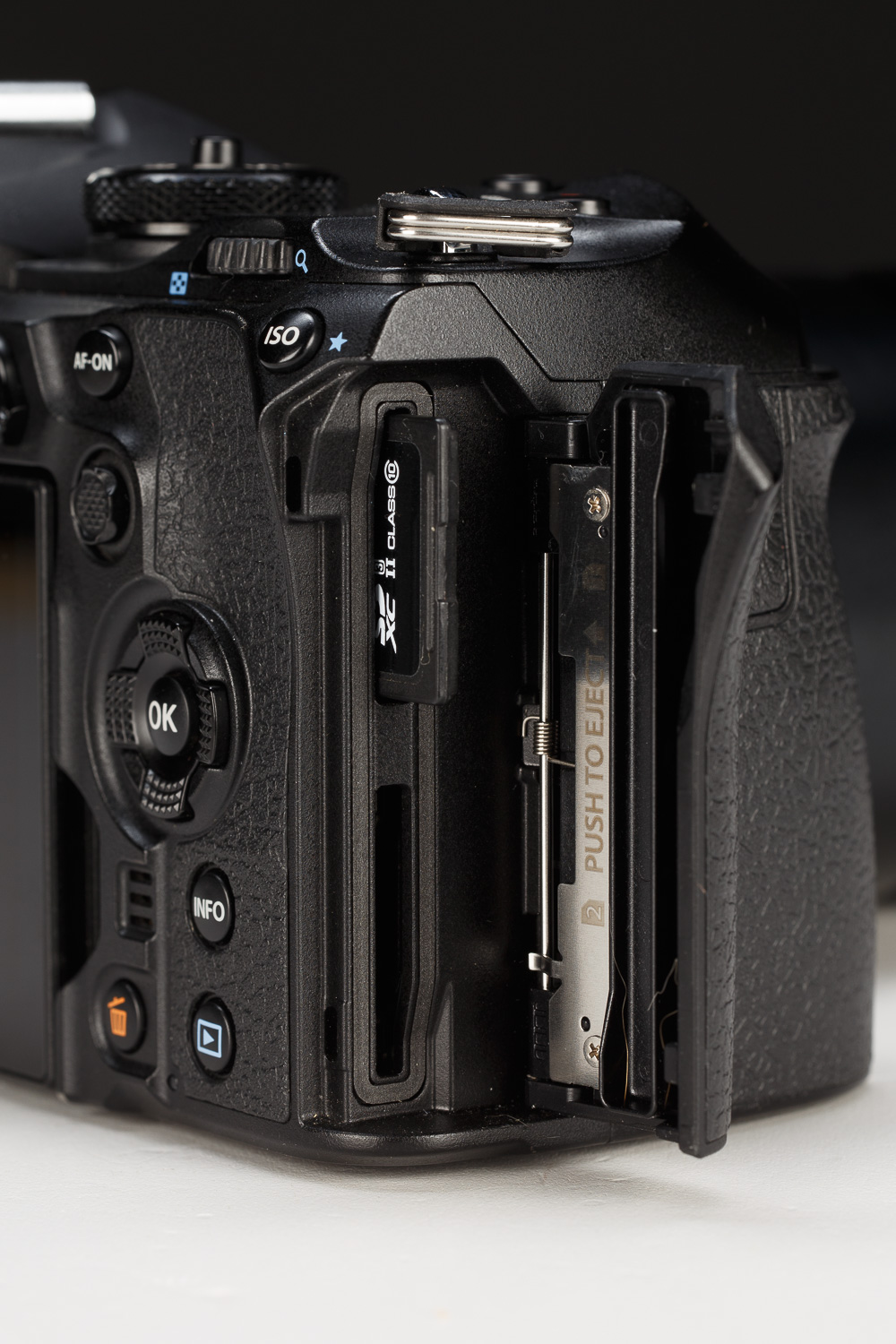 La OM-1 Mark II dispone di una porta USB-C con Power Delivery per la ricarica rapida e l'alimentazione continua da power bank, ha una micro-HDMI per monitor esterni, l'ingresso microfono da 3,5 mm, l'uscita cuffie, il Wi-Fi e il Bluetooth. L'archiviazione è garantita dal doppio slot SD UHS-II.