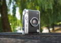 Fujifilm instax mini Evo 2: l’evoluzione ibrida che unisce fotografia digitale, video e stampa analogica