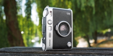 La nuova Fujifilm instax mini Evo 2 sarà disponibile a partire dalla fine di novembre al prezzo di 280 euro.